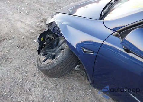 2024 Tesla Model Y Long Range Dual Motor All-Wheel Drive z USA, uszkodzony, nr VIN 7SAYGAEE4RF202351